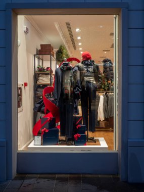 Fidenza, İtalya 6 Aralık 2025 Ralph Lauren vitrininde şık erkek giyim, lüks hediyeler ve Fidenza Village mağazasının içinde Noel süslemeleri sergileniyor.