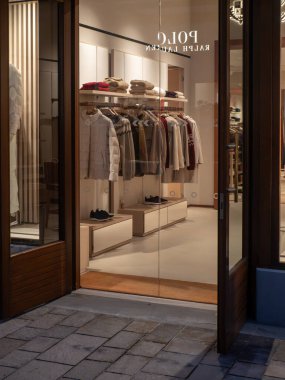 Fidenza, İtalya 6 Aralık 2025 Fidenza Village butik mağazasının girişi Polo Ralph Lauren giysisi, kazaklar ve ceketler, kış modası ve Noel alışverişi için