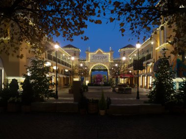 Fidenza, İtalya 6 Aralık 2025 gecesi, Fidenza Köyü büyüleyici bir lüks moda mağazasına dönüşür. Hepsi de şenlikli Noel süslemeleriyle süslenmiştir.