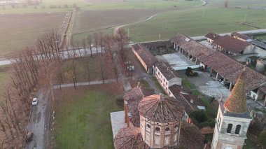 İtalya, Castelleone 'deki Kutsal Bakire Merhamet Mabedi, panoramik hava manzarası tarihi kiliseyi, kırsal binaları ve günbatımında sakin kırsal alanları gösteriyor.