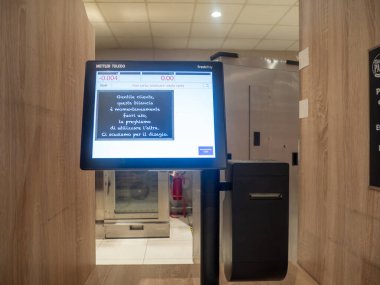 Cremona, İtalya 25 Ekim 2025 LIDL süpermarkette müşterilere geçici ulaşılamazlık hakkında bilgi veren bir İtalyan metni ile başka bir ölçek kullanımı talebinde bulunan müşteri ölçeği