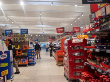 Cremona, İtalya 25 Ekim 2025 Modern LIDL indirimli süpermarketten alışveriş yapan insanlar, farklı koridorlardan fiyat teklifleri ve gıda ürünleri