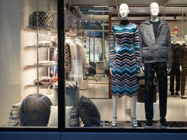 Fidenza, İtalya 5 Aralık 2025 Missoni lüks butik mağazası vitrininde mankenler ve çeşitli ürünler üzerine zikzak örgü örerek Noel tatillerini kutluyoruz.