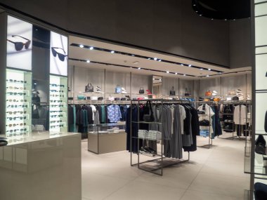 Fidenza, İtalya 5 Aralık 2025 Fidenza Village moda mağazası. Tatil yılbaşı alışveriş sezonunda giysi, el çantası ve güneş gözlüğü sergileniyor.