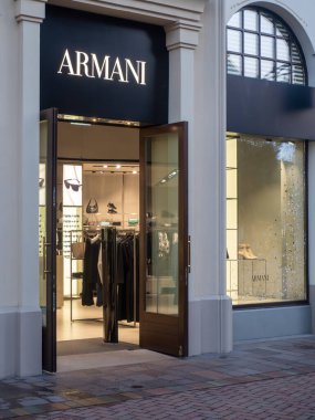 Fidenza, İtalya 5 Aralık 2025 Armani lüks moda butik mağazası Fidenza Village İtalya 'da, Noel alışveriş sezonunda lüks kıyafetler ve aksesuarlar sunuyor.