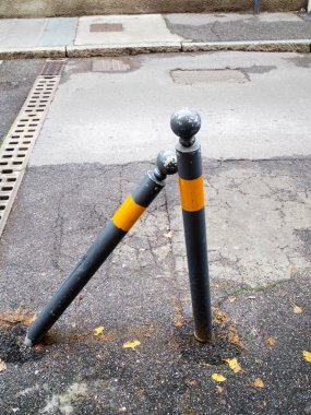 Kentin kaldırımlarındaki sorunları ve ihmalkarlığı sembolize eden yozlaşmış bir sokak bohçasını içeren hasar görmüş kentsel altyapı