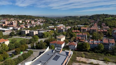 Salsomaggiore Terme, İtalya 1 Aralık 2025 Salsomaggiore Terme ticari bölge görüşü, modern LIDL süpermarketi, işlek park alanı ve dolambaçlı yolları içerir.
