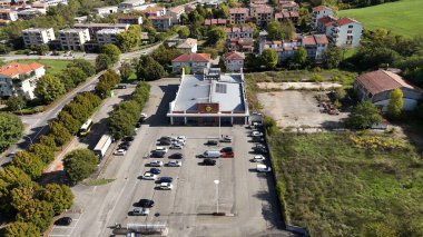 Salsomaggiore Terme, İtalya 1 Aralık 2025 Salsomaggiore Terme ticari bölge görüşü, modern LIDL süpermarketi, işlek park alanı ve dolambaçlı yolları içerir.