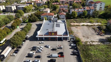 Salsomaggiore Terme, İtalya 1 Aralık 2025 Salsomaggiore Terme ticari bölge görüşü, modern LIDL süpermarketi, işlek park alanı ve dolambaçlı yolları içerir.