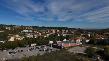 Salsomaggiore Terme, İtalya 1 Aralık 2025 Salsomaggiore Terim hava perspektifi kentin ticari alanları, büyük bir park alanı ve çevresindeki yerleşim binaları yer alıyor.