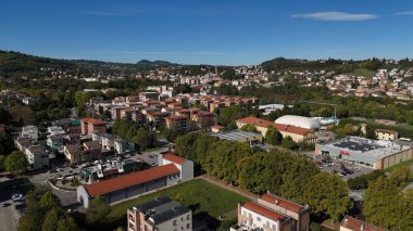 Salsomaggiore Terme, İtalya 1 Aralık 2025 Salsomaggiore Terim şehir manzarası şehir gelişimi, konut binaları ve hareketli tepelerin ortasındaki ticaret merkezi