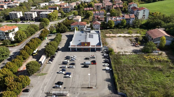 Salsomaggiore Terme, İtalya 1 Aralık 2025 Salsomaggiore Terme ticari bölge görüşü, modern LIDL süpermarketi, işlek park alanı ve dolambaçlı yolları içerir.