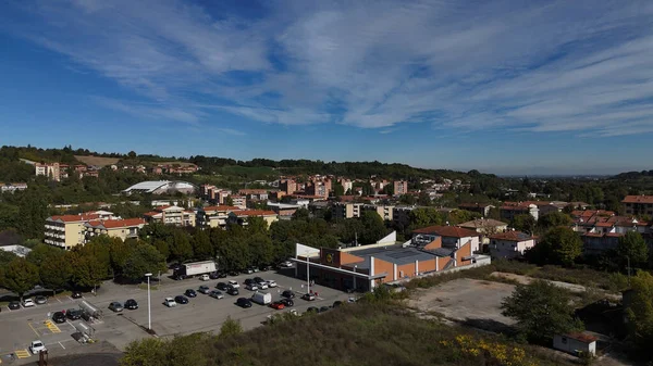 Salsomaggiore Terme, İtalya 1 Aralık 2025 Salsomaggiore Terim hava perspektifi kentin ticari alanları, büyük bir park alanı ve çevresindeki yerleşim binaları yer alıyor.