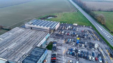 Vescovato, İtalya 7 Aralık 2025 Pepco, Action, Tigota ve MD marketlerinde alışveriş merkezleri sunan, park alanı, SS10 Via Mantova 'daki güneş paneli çatısı