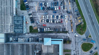 Vescovato, İtalya 7 Aralık 2025 İHA görüntüsü bir perakende alışveriş merkezi yakalıyor, çeşitli mağazalar, park yerlerindeki arabalar ve yaya geçitleri yer alıyor.