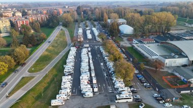 Cremona, İtalya 8 Kasım 2025 İtalya, Cremona, İtalya Piazzale Azzurri d 'Italia, park halindeki bir çok eğlence aracının hava görüntüsü,