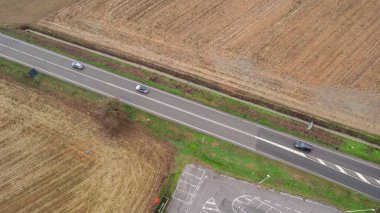 Piacenza, İtalya 26 Aralık 2025 'te Strada Padana Inferiore - SS10 - İtalya' nın Castelvetro Piacentino kentinde, tarımsal alanlarla çevrili kırsal bir yol