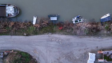 Po Nehri hava manzarası, küçük tekneler ve harap olmuş demirleme yerleri San Nazzaro, Monticelli d 'Ongina, Piacenza, Emilia Romagna, İtalya' da sakin bir manzara yaratıyor.