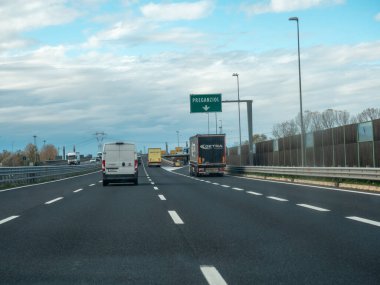 Otobanda Preganziol işareti olan araçlar günlük gidiş-dönüş ve şehir manzarasını yakalıyor. Vicenza, İtalya - 21 Kasım 2025