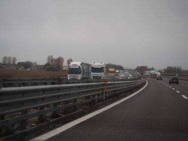Gri ve bulutlu bir günde, İtalya 'nın Vicenza şehrinde, 21 Kasım 2025' te, bir otoyolda trafik sıkışıklığı yaşandı.