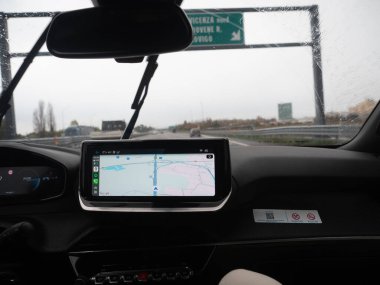 İtalya 'nın Vicenza kentinin haritasını gösteren gösterge paneli üzerinde navigasyon sistemi bulunan araç içi - 21 Kasım 2025