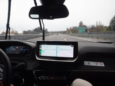 Modern bir arabanın GPS sistemini kullanarak otoyolu rahat bir şekilde dolaşın, önünüzdeki yolu net bir şekilde görün. Vicenza, İtalya - 21 Kasım 2025
