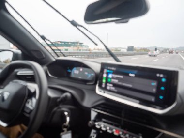 Bu çarpıcı iç mekan fotoğrafıyla otoyolda modern bir araba sürmenin heyecanını yaşayın. Gösterişli bir dijital gösterge paneli ve kullanıcı dostu arayüzü sergiliyor. Vicenza, İtalya - 21 Kasım 2025