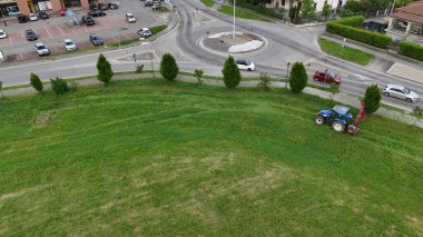 Bitki örtüsü yönetimi ve kentsel güzelleştirme projeleri için belediye yeşil alanında çalışan tarım makineleri