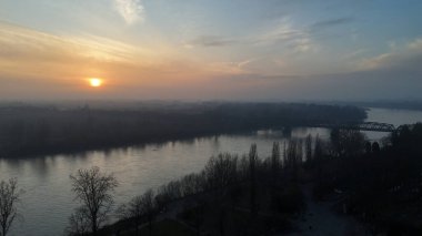 Güneş doğarken Po Nehri 'nin hava manzarası sisle kaplıydı. Cremona yakınlarındaki kıyıları birbirine bağlayan bir demiryolu köprüsü vardı.