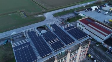 Lombardy 'nin insansız hava aracı antenine göre çok katlı bir bina. Geniş çatısı olan güneş paneli tüm düz çatıyı kaplıyor. Yenilenebilir enerji yatırımı ve sürdürülebilir...