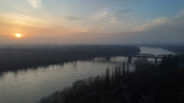 Güneş doğarken Po Nehri 'nin hava manzarası sisle kaplıydı. Cremona yakınlarındaki kıyıları birbirine bağlayan bir demiryolu köprüsü vardı.