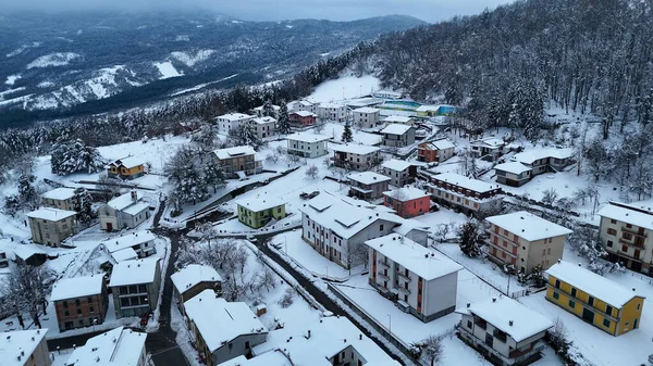 İtalya 'nın cennet gibi bir dağ köyü, büyüleyici mimarisi ve sakin kış manzarası Le Bore, PR, İtalya' yı gözler önüne seren taze karla kaplıdır.
