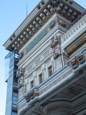 Salsomaggiore Terme, İtalya - 11 Ocak 2026 Terme Berzieri Salsomaggiore Terme, İtalya 'da, karmaşık ayrıntılar, dekorasyonlar, friezler ve dekorasyon içeren dekoratif Art Deco ve Liberty tarzı bir cephe sergiliyor.