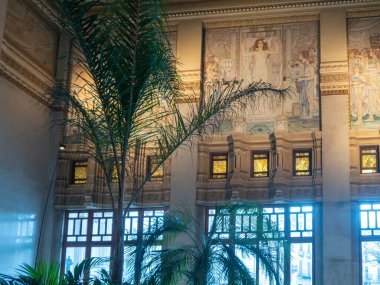 Salsomaggiore Terme, İtalya - 11 Ocak 2026 Art Nouveau freskleri ve Salsomaggiore Terimi 'ndeki Palazzo delle Terme Berzieri' nin büyük salonunu tropikal terimle süsleyen karmaşık mimari ayrıntılar