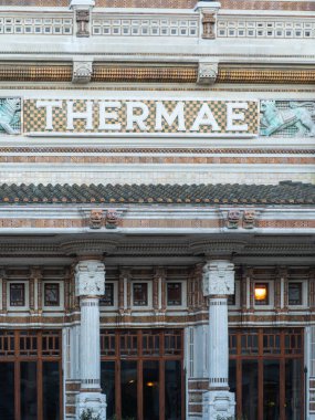 Salsomaggiore Terme, İtalya - 11 Ocak 2026 Salsomaggiore Terme, İtalya 'da Palazzo delle Terme Berzieri' nin dekoratif sütunları, desenli fayansları ve sembolik THERMAE