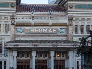 Salsomaggiore Terme, İtalya - 11 Ocak 2026 Salsomaggiore delle Berzieri cephesi Salsomaggiore Terme, İtalya 'da canlı Art Nouveau mimarisi, ayrıntılı seramik fayanslar ve levhalar,