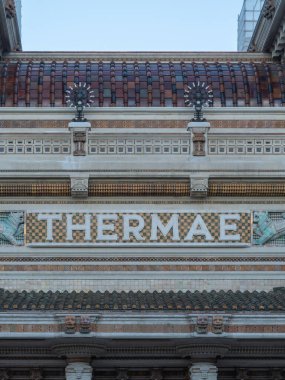Salsomaggiore Terme, İtalya - 11 Ocak 2026 Palazzo delle Berzieri ön cephe ayrıntıları zarif THERMAE işareti, dekoratif Art Nouveau fayansları, lambalar ve tarihi unsurları vurgulayan dekoratif unsurlar