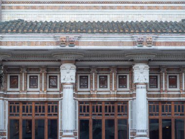 Salsomaggiore Terme, İtalya - 11 Ocak 2026 Palazzo delle Berzieri cephesinde ayrıntılı Art Deco süslemeleri, oyulmuş sütunlar, desenli frizler ve seramik çatı fayansları yer alıyor