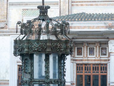 Salsomaggiore Terme, İtalya - 11 Ocak 2026 Süslü demir sokak lambası karmaşık Art Nouveau ayrıntıları, Salsomaggiore Terimi 'ndeki Terme Berzieri' nin mimari zenginliğini vurguluyor