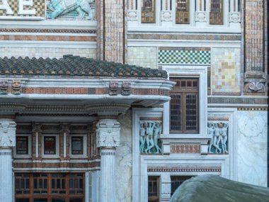 Salsomaggiore Terme, İtalya - 11 Ocak 2026 Salsomaggiore delle Berzieri cephesi Salsomaggiore Terimleri sergilenen Liberty - Art Nouveau - detaylar, heykel figürleri, renkli seramik fayanslar,