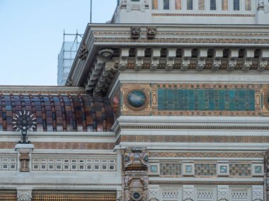 Salsomaggiore Terme, İtalya - 11 Ocak 2026 Palazzo delle Terme Berzieri cephesindeki dekoratif mimari ayrıntılar. Karmaşık frizlerin yer aldığı bir Art Nouveau yapısı. Renkli seramik fayanslar.