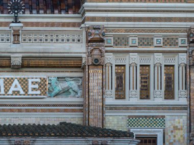 Salsomaggiore Terme, İtalya - 11 Ocak 2026 Salsomaggiore delle Berzieri cephesinde zengin Art Nouveau Liberty ayrıntıları, renkli seramik fayanslar, yontulmuş kabartmalar, süslemeler sergileniyor