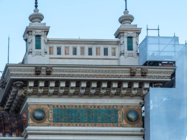 Salsomaggiore Terme, İtalya - 11 Ocak 2026 Salsomaggiore delle Terme Berzieri Salsomaggiore Terme, İtalya 'da Art Nouveau spa cephesini seramik fayanslar, heykel kabartmaları ve karmaşık dekoratif dekoratif malzemelerle süsledi.