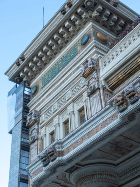 Salsomaggiore Terme, İtalya - 11 Ocak 2026 Terme Berzieri Salsomaggiore Terme, İtalya 'da, karmaşık ayrıntılar, dekorasyonlar, friezler ve dekorasyon içeren dekoratif Art Deco ve Liberty tarzı bir cephe sergiliyor.