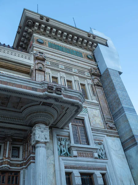 Salsomaggiore Terme, İtalya - 11 Ocak 2026 Salsomaggiore delle Berzieri, Salsomaggiore Terme 'de heykeltraş figürleri, zengin ayrıntılı dış görünüş ve sanat dekoru mimarisini sergiliyor.