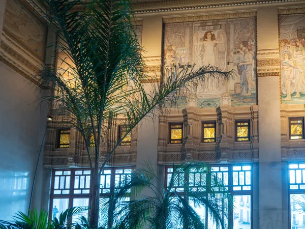 Salsomaggiore Terme, İtalya - 11 Ocak 2026 Art Nouveau freskleri ve Salsomaggiore Terimi 'ndeki Palazzo delle Terme Berzieri' nin büyük salonunu tropikal terimle süsleyen karmaşık mimari ayrıntılar