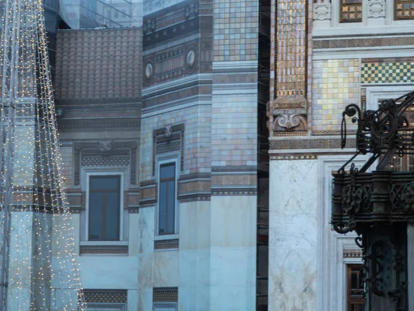 Salsomaggiore Terme, İtalya - 11 Ocak 2026 Palazzo delle Terme Berzieri cephesi ve Noel ışıkları Salsomaggiore Terme, İtalya 'da mimari tarzları harmanlayan bir karışım sergiliyor.