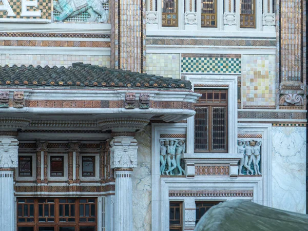 Salsomaggiore Terme, İtalya - 11 Ocak 2026 Salsomaggiore delle Berzieri cephesi Salsomaggiore Terimleri sergilenen Liberty - Art Nouveau - detaylar, heykel figürleri, renkli seramik fayanslar,