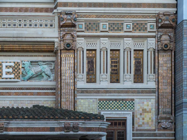 Salsomaggiore Terme, İtalya - 11 Ocak 2026 Palazzo delle Terme Berzieri cephesi Art Deco mimarisini sergiliyor. Dekoratif elementler. Karmaşık desenler. Yardım heykeli. Süslenmek için.