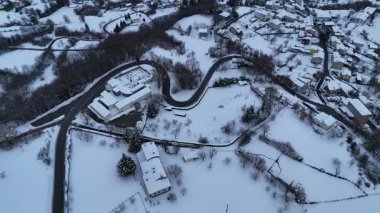 Hava perspektifi, Parma eyaletinde sakin bir kış mevsiminde yuva yapmış büyüleyici bir İtalyan köyü olan Le Bore 'un dolambaçlı yolları ve karla kaplı çatılarını gözler önüne seriyor.